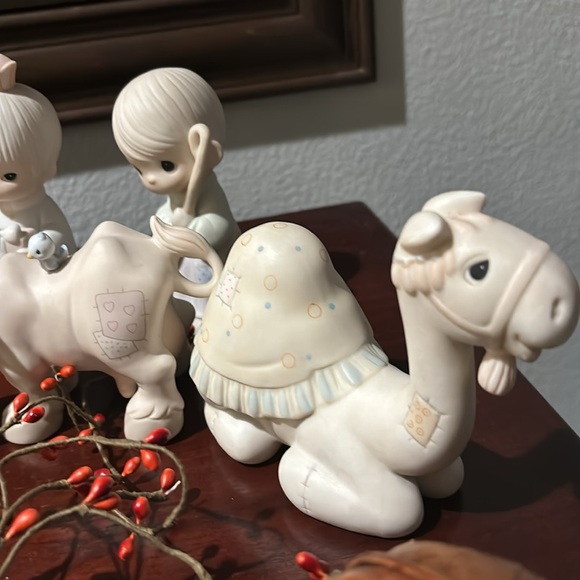 Precious Moment 12 piece Nativity Set. - Picture 5 of 10